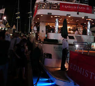 die Mega-Yacht mit Lasershow unterwasser