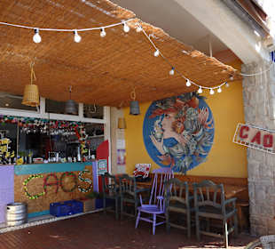 Die meisten Tische stehen draussen