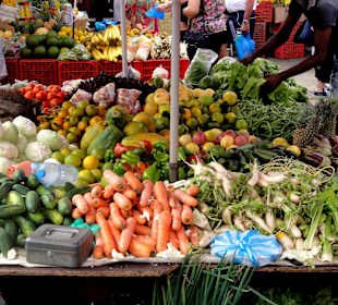 Gang über den Marché de la Darse