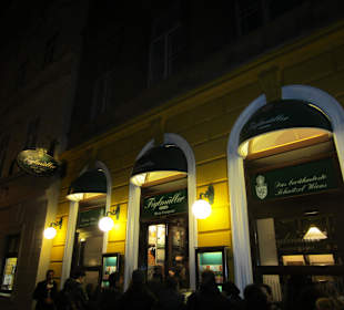 Bäckergasse mit Warteschlange
