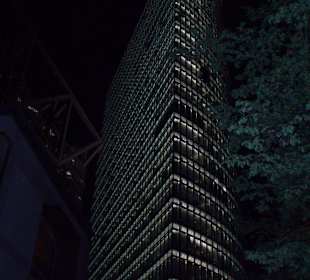 DB Gebäude bei Nacht