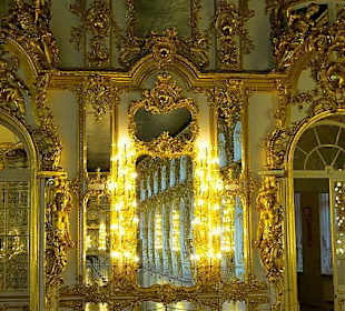 Ein Spiegel vergrößert den berauschenden Eindruck