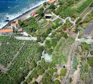 Die Fajã dos Padres aus der Höhe gesehen