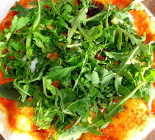 Die Pizza "Regina" mit extra Rucola
