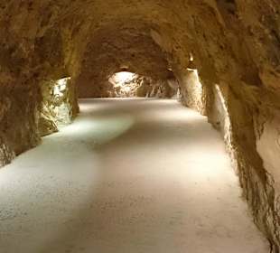 Der Eingang, einzig ebener Weg