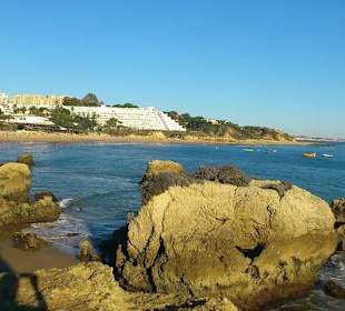 Am Strand unterhalb des Hotels