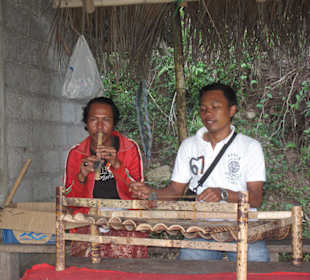 Wayan spielt Gamelan 