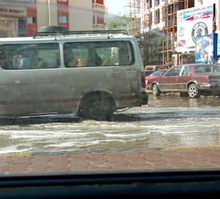 Straßen von Hurghada nach dem großen Regen