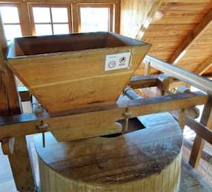 Schütte und Mahlwerk der SChiffmühle