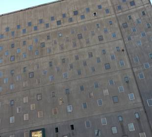 Skulptur Durchbrochene Fläche im Raum