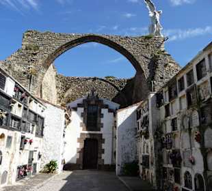 Ortsfriedhof in einer gotischen Ruine