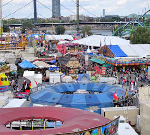 Höhenblick auf die Düsseldorfer Rheinkirmes