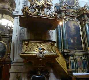Kanzel und ein Seitenaltar der Dominikanerkirche