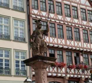 Denkmal vor den Römerberghäusern