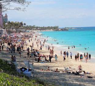 Public Beach in Nassau (links)