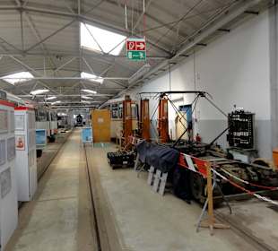 Rundgang durch die Fahrzeughallen