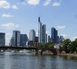 Schifffahrt auf dem Main - Blick auf Frankfurt