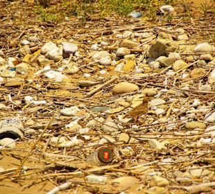 Fußweg zum kleinen Hafen Schuhe wichtig!