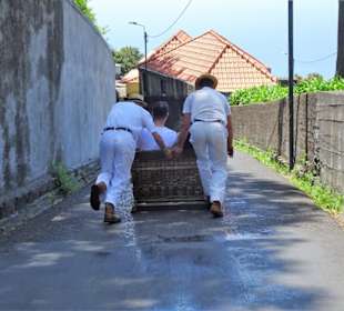 Impressionen von der Abfahrt der Korbschlitten