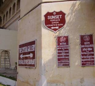 Hinweistafeln am City Palace