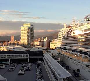 Blick vom Schiff auf den Hafen Savona