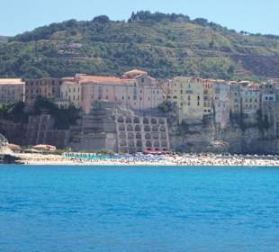 Ansicht auf Tropea und Stadtstrand vom Boot aus