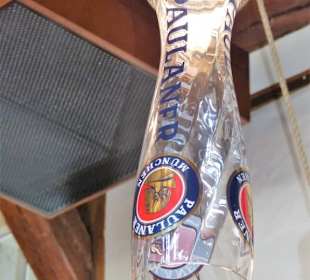 Weizenbiergläser als Lampe