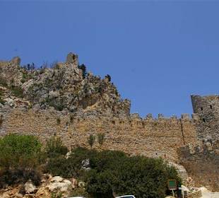 Blick vom Parkplatz in Richtung Eingang