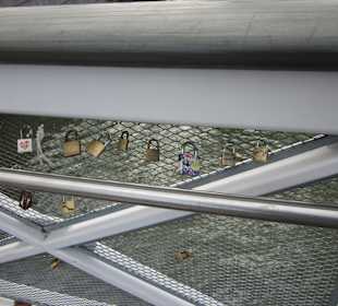 Schlösser in der Brücke