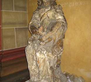 Im Dom: 1 der 4 Skulpturen vom früheren Altar