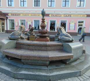 Фонтан с лягушками на Бауманской