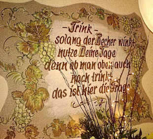 Altstadt-1,5km davor- Knusperhäuschen Wandspruch