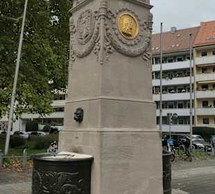 Der Dürer-Pirckheimer-Brunnen am Maxplatz
