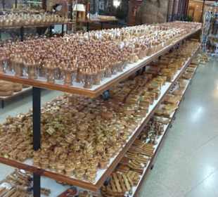 Meterlange Regale, alles aus Olivenholz