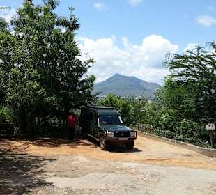 Beim Mittagessen, unser Tour Guide und Jeep