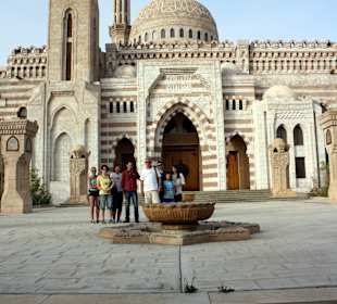 Vor der Moschee in Sharm mit Reiseleiter Khaled