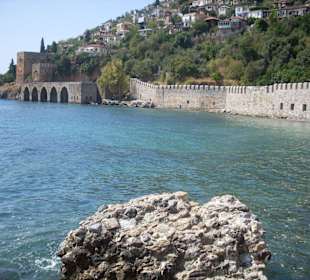 Am Fuße des Burgberges