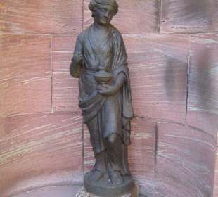 Eine Lady schmückt den Innenhof.