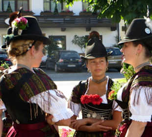 Frauen in ortstypischer Tracht