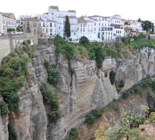 Puente Nuevo-Blick von der Brücke in die Schlucht 