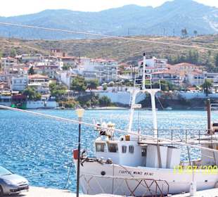 Blick vom Hafen auf die Stadt Neos Marmaras