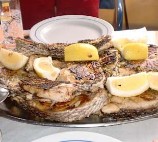 Fischplatte in einem Einheimischenlokal