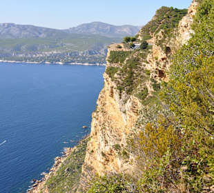Fast senkrecht ins Meer abfallende Klippen