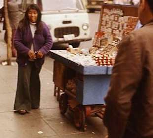 Das Indio-Mädchen als Strassenverkäuferin