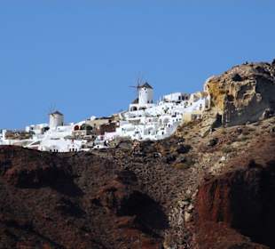 Auf die Felsen gezaubert Oia