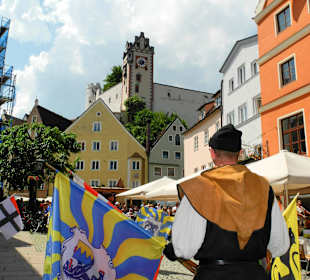 Fahnenschwinger vor dem Hohen Schloss