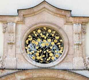 Fenster über einem Portal