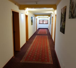 Dunkler Flur zu den Zimmern Hotel Bellevue am See