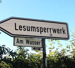 Hinweisschild zum Lesumsperrwerk