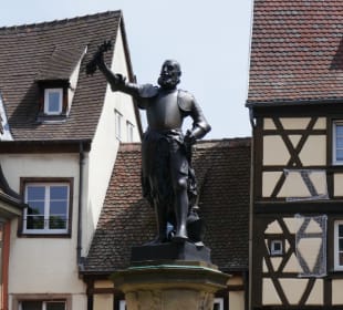 Er hält einen Zweig in der Hand